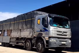 Chiếc xe tải chở số lượng quần áo không rõ nguồn gốc. (Ảnh: TTXVN phát)