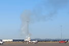 Khói bốc lên từ hiện trường vụ tai nạn máy bay. (Nguồn: Azfamily)