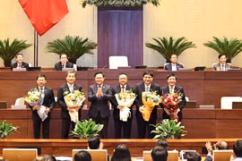 Chủ tịch Quốc hội Vương Đình Huệ tặng hoa chúc mừng Chủ nhiệm một số Ủy ban của Quốc hội, Tổng Thư ký Quốc hội và Tổng kiểm toán Nhà nước. (Ảnh: TTXVN)