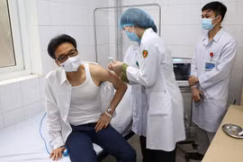 Phó Thủ tướng Vũ Đức Đam tiêm thử nghiệm vaccine COVID-19. (Nguồn: baochinhphu.vn/)