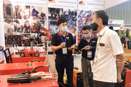 Doanh nghiệp giới thiệu sản phẩm dụng cụ cầm tay đến khách tham quan tại Vietnam Expo 18. (Ảnh: Mỹ Phương/TTXVN)