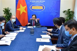 Bộ trưởng Ngoại giao Bùi Thanh Sơn điện đàm với Bộ trưởng Ngoại giao Liên bang Nga Sergei Lavrov. (Ảnh: TTXVN phát)