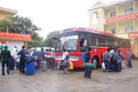 Các công dân lên xe về nhà sau khi hoàn thành thời gian cách ly tập trung tại Hưng Yên. (Ảnh: Đinh Tuấn/TTXVN)