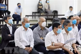 Các bị cáo tại phiên tòa chiều 14/4. (Ảnh: Phạm Kiên/TTXVN)