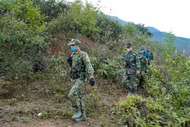 Chiến sỹ Đồn Biên Phòng A Pa Chải tuần tra kiểm soát khu vực biên giới. (Ảnh: Xuân Tư/TTXVN)