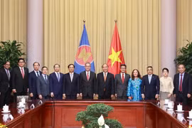 Chủ tịch nước Nguyễn Xuân Phúc với Đại sứ, Đại biện các nước thành viên ASEAN. (Ảnh: Thống Nhất/TTXVN)