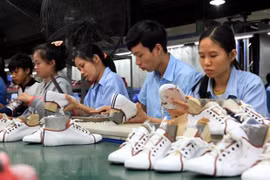 Sản xuất giầy xuất khẩu. (Ảnh: TTXVN)