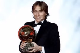 Tiền vệ người Croatia Luka Modric nhận giải thưởng Quả bóng vàng. (Nguồn: Reuters)