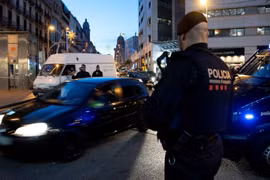 Cảnh sát bảo vệ một địa điểm công cộng ở Barcelona, ngày 24/12. (Nguồn: AFP)