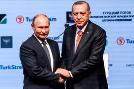 Tổng thống Thổ Nhĩ Kỳ Recep Tayyip Erdogan và người đồng cấp Nga Vladimir Putin tại lễ khánh thành tuyến đường ống dưới biển thuộc dự án đường ống khí đốt tự nhiên TurkStream. (Nguồn: aa.com.tr)