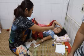 Một em học sinh bị ngộ độc được điều trị tại Trung tâm Y tế thành phố Ninh Bình. (Ảnh: Ninh Đức Phương/TTXVN)