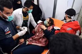 Điều trị cho nạn nhân bị thương trong vụ tấn công tại Aleppo, Syria ngày 24/11/2018. (Nguồn: AFP/TTXVN)