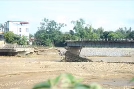 Cầu Ngòi Thia thời điểm bị sập tháng 10/2017.