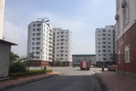 Vị trí đặt cây ATM nằm tại chung cư 9 tầng CT1-thuộc chung cư Than Nam Mẫu, ngay gần quốc lộ 18 và bên cạnh công ty Cao su Sao vàng, có rất đông công nhân đang nằm việc. (Nguồn: TTXVN phát)