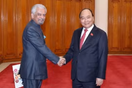 Thủ tướng Nguyễn Xuân Phúc tiếp ông Kamal Malhotra, Điều phối viên thường trú Liên hợp quốc, Đại diện thường trú Chương trình phát triển Liên hợp quốc(UNDP) tại Việt Nam. (Ảnh Thống Nhất/TTXVN)