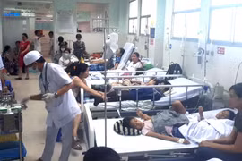 Nhiều trẻ em nghi bị ngộ độc thực phẩm cấp cứu tại Bệnh viện quận Tân Phú. (Ảnh: Đinh Hằng/TTXVN)