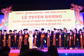 Các thủ khoa tốt nghiệp xuất sắc các trường đại học, học viện trên địa bàn thành phố Hà Nội năm 2018. (Ảnh: Nguyễn Cúc/TTXVN)