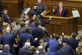 Tổng thống Petro Poroshenko phát biểu đề xuất áp đặt thiết quân luật trước Quốc hội Ukraine, ngày 26/11. (Nguồn: Reuters)