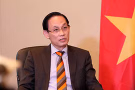 Thứ trưởng Bộ Ngoại giao Lê Hoài Trung trả lời phỏng vấn các cơ quan Thông tấn báo chí. (Ảnh: Văn Điệp/TTXVN)