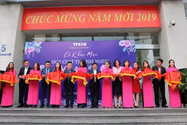 Lễ cắt băng khai mạc Hội chợ thanh niên Gala sắc Xuân 2019. (Ảnh: Thành Đạt/TTXVN)