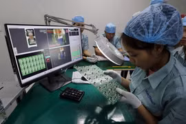 Sản xuất linh kiện điện tử tại Công ty Cổ phần Manutronic Việt Nam, Khu công nghiệp Tiên Sơn, huyện Tiên Du, tỉnh Bắc Ninh. (Ảnh: Trần Việt/TTXVN)