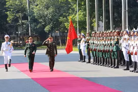 Thượng tướng Phan Văn Giang và Đại tướng Vong Pisen, Tổng Tư lệnh Quân đội Hoàng gia Campuchia duyệt đội danh dự Quân đội nhân dân Việt Nam. (Ảnh: Dương Giang/TTXVN)