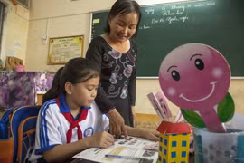 Cô Trần Thị Liễn, giáo viên Trường Tiểu học Trần Khánh Dư, phường An Hòa, thành phố Rạch Giá được trợ giúp từ Chương trình “Tiếp sức người Thầy.” (Ảnh: Hồng Đạt/TTXVN)