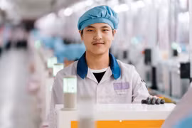 Công nhân trong một nhà máy lắp ráp gia công iPhone ở Trung Quốc. (Nguồn: macrumors)