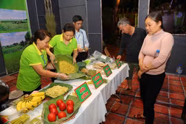 Người dân tham quan và mua món ăn tại các gian hàng ẩm thực. (Ảnh: Thành Đạt/TTXVN)