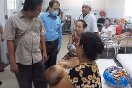 Đoàn làm việc của Cục Y tế dự phòng (Bộ Y tế) thăm hỏi các bệnh nhi tại Bệnh viện Nhi đồng Đồng Nai. (Ảnh: TTXVN/Vietnam+)