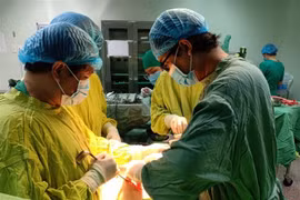 Kíp mổ phẫu thuật cấp cứu bệnh nhân. Ảnh minh họa. (Ảnh: TTXVN phát)