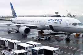Máy bay của hãng hàng không United Airlines tại sân bay quốc tế Boston Logan, Mỹ. (Ảnh: AFP/TTXVN)