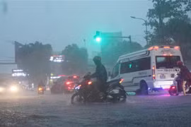 Các phương tiện tham gia giao thông gặp khó khăn do mưa lớn tại Nghệ An. (Ảnh: Nguyễn Oanh/TTXVN)