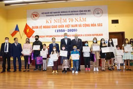 Trao phần thưởng cho các cháu học sinh. (Ảnh: Hồng Kỳ/Vietnam+)