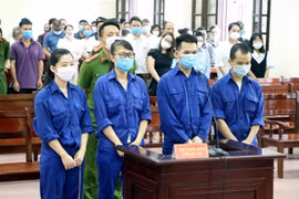 Các bị cáo tại phiên tòa. (Ảnh: Trần Hoàng Ngọc/TTXVN)