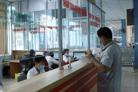 Người dân đến làm thủ tục thăm, khám chữa bệnh. Ảnh minh họa. (Ảnh: Quý Trung/TTXVN)