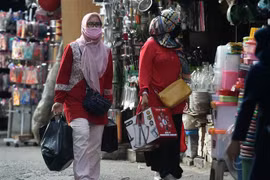 Người dân mua sắm tại một khu chợ ở Jakarta, Indonesia. (Ảnh: THX/TTXVN)