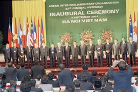 Các lãnh đạo Đảng, Nhà nước chụp ảnh chung với lãnh đạo Nghị viện các nghị viện thành viên AIPO tại phiên khai mạc AIPO-23 tại Hà Nội, ngày 9/9/2002. (Ảnh: Nhan Sáng/TTXVN)