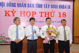 Ông Nguyễn Thanh Ngọc (người cầm hoa) được bầu giữ chức Chủ tịch UBND tỉnh Tây Ninh, nhiệm kỳ 2016-2020. (Ảnh: Lê Đức Hoảnh/TTXVN)