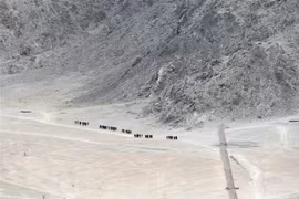 Binh sỹ Ấn Độ tuần tra gần Leh, thủ phủ khu vực Ladakh, biên giới giữa Ấn Độ và Trung Quốc ngày 24/6. (Ảnh: AFP/TTXVN)