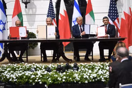 Tổng thống Mỹ Donald Trump (thứ 2, phải) chủ trì lễ ký kết thỏa thuận bình thường hóa quan hệ lịch sử giữa Israel-UAE và Bahrain tại Nhà Trắng, mở ra chương mới cho mối quan hệ hợp tác giữa các bên. (Ảnh: AFP/TTXVN)