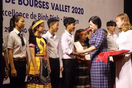 Trao học bổng Gặp gỡ Việt Nam-Vallet cho các học sinh tỉnh Gia Lai. (Ảnh: Phạm Kha/TTXVN)