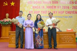 Bà Lê Hồng Thắm (thứ 2 từ phải sang) được bầu giữ chức Phó Chủ tịch Hội đồng nhân tỉnh Kiên Giang khóa IX. (Ảnh: Lê Sen/TTXVN)
