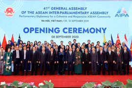 Chủ tịch Quốc hội Nguyễn Thị Kim Ngân, Thủ tướng Nguyễn Xuân Phúc và các lãnh đạo chụp ảnh với các đại biểu Quốc tế dự AIPA 41. (Ảnh: TTXVN)