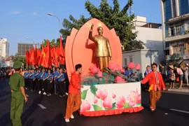 Đoàn diễu hành hình tượng Chủ tịch Hồ Chí Minh đi qua đường Hải Thượng Lãn Ông (Quận 5). (Ảnh: Thu Hương/TTXVN)