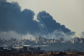 Khói bốc lên sau các vụ oanh tạc của Israel xuống Dải Gaza ngày 1/12/2023. Ảnh: AFP/TTXVN