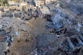 Hiện trường cuộc không kích do Israel tiến hành nhằm vào trại tị nạn Nuseirat ở Dải Gaza, ngày 20/2/2024. (Ảnh: THX/TTXVN)