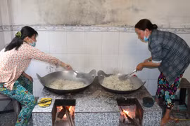 Sản xuất mứt dừa thủ công. (Ảnh: Huỳnh Phúc Hậu/TTXVN)