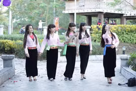 Những thiếu nữ Mường trong trang phục truyền thống. (Ảnh minh họa: Phạm Thiện)