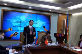Đại sứ Azerbaijan Anar Imanov cho biết tin giả cũng là vấn đề nhức nhối tại đất nước mình. (Ảnh: Minh Thu/Vietnam+)